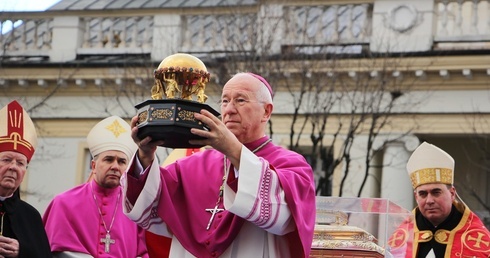 Bp Andrzej F. Dziuba błogosławi relikwiarzem św. Wiktorii
