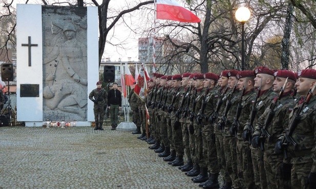 Kompania honorowa 18 Bielskiego Batalionu Powietrznodesantowego na cmentarzu wojskowym na os. Wojska Polskiego