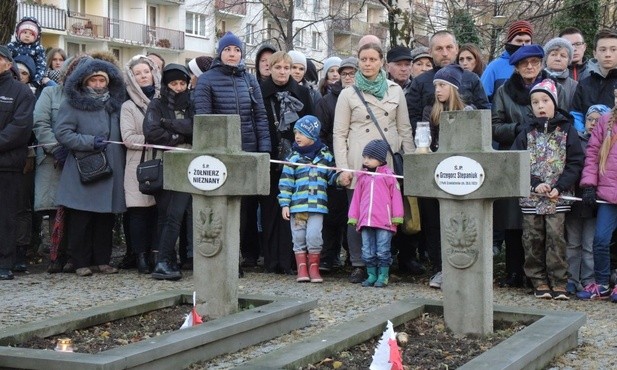 Bielszczanie na cmentarzu wojskowym 11 listopada