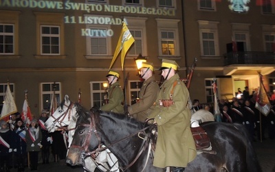 Ułani na koniach w przemarszu na placu Marszałka Józefa Piłsudskiego w Kutnie