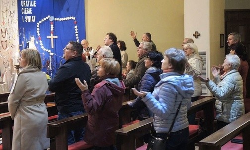 Wierni z Bier podczas Wieczoru Uwielbienia