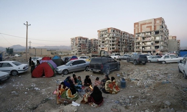 Iran: 328 zabitych, ponad 2500 rannych w trzęsieniu ziemi