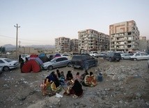 Iran: 328 zabitych, ponad 2500 rannych w trzęsieniu ziemi