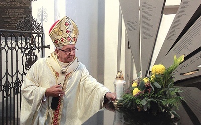 ▲	Po Mszy św. przy grobie marszałka Macieja Płażyńskiego oraz u stóp pomnika Ofiar Tragedii Smoleńskiej biskupi i delegacje środowisk patriotycznych złożyli kwiaty i zapalili znicze.