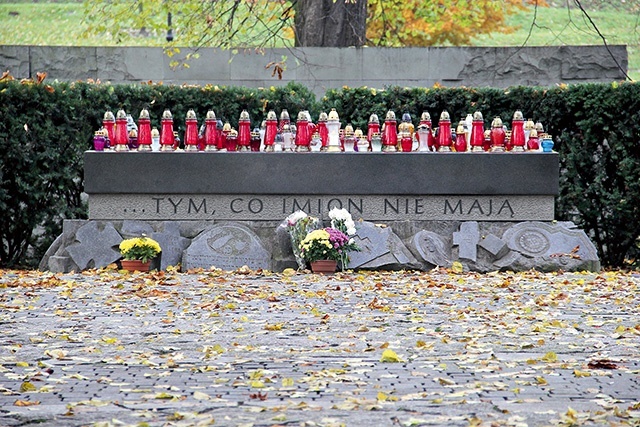 ▲	CNC symbolizuje wszystkie nieistniejące już miejsca pochówku, zniszczone przez burzliwe dzieje i zawieruchy wojenne.