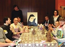 – Autorką obrazu św. s. Faustyny jest śp. Maria Gruca, która ostatnich 10 lat życia związała z ŚDS. Tu rozwinęła swoje malarskie skrzydła – mówi S. Szczepaniak. Na zdjęciu (stoi w głębi, w okularach) z uczestnikami warsztatu rękodzielniczego.