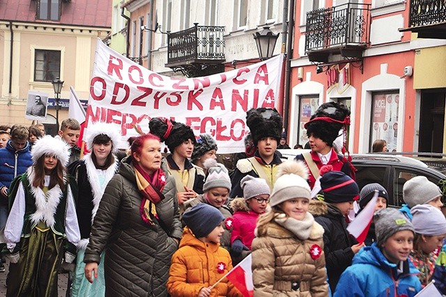 W historycznych strojach i z narodowymi symbolami uczniowie przeszli przez Łowicz.