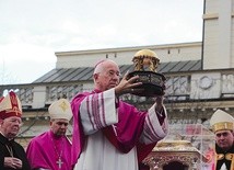 Ordynariusz łowicki bp Andrzej F. Dziuba błogosławi relikwiarzem na cztery strony świata.