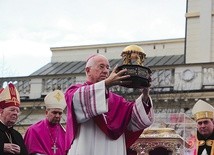 Ordynariusz łowicki bp Andrzej F. Dziuba błogosławi relikwiarzem na cztery strony świata.