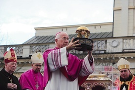 Ordynariusz łowicki bp Andrzej F. Dziuba błogosławi relikwiarzem na cztery strony świata.