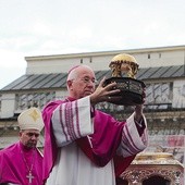 Ordynariusz łowicki bp Andrzej F. Dziuba błogosławi relikwiarzem na cztery strony świata.