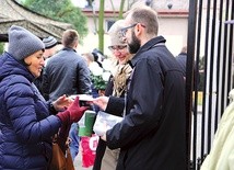 W Łowiczu co roku można spotkać z puszką na cmentarzu Marzenę Kozanecką-Zwierz, dyrektor miejskiego muzeum, oraz Michała Zalewskiego z łowickiego ratusza.