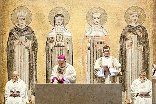 ▲	Bp Jan Kopiec namaszcza ołtarz podczas uroczystości poświęcenia kościoła.