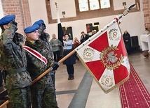 W katedrze obecni byli także przedstawiciele służb mundurowych, poczty sztandarowe, kombatanci i harcerze.