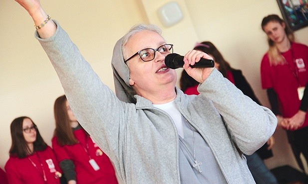 Siostra Maria Bihun uczyła wolontariuszy radości i sposobów na odmienianie szkolnych przerw.