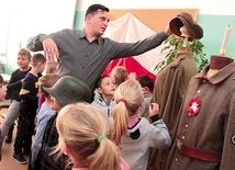 – To jest składanie kapitału. Nikt z nas nie zajmowałby się tym,  nie wierząc, że to ma sens – mówi o spotkaniach z młodymi Polakami R. Semołonik.