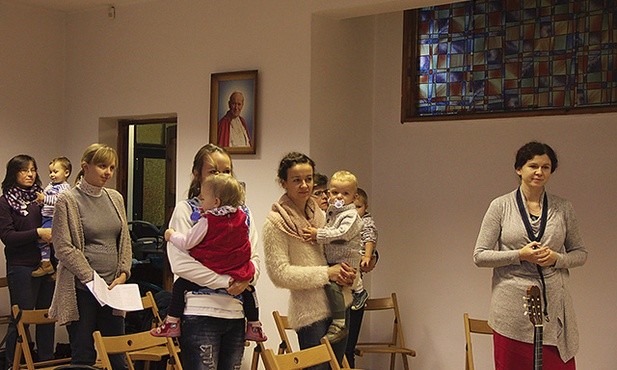 Więcej na FB: „Modlitwa uwielbienia dla mam z dziećmi”.