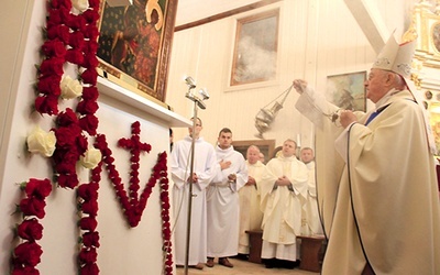 Abp Henryk Hoser zwrócił uwagę, że w parafii św. Wawrzyńca Maryja w wizerunku Matki Bożej Glinieckiej czczona jest  od wielu wieków.