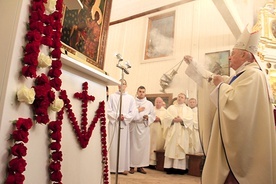 Abp Henryk Hoser zwrócił uwagę, że w parafii św. Wawrzyńca Maryja w wizerunku Matki Bożej Glinieckiej czczona jest  od wielu wieków.