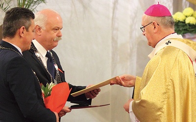 ▲	Abp Józef Górzyński przekazał włodarzowi miasta akt nadania patronatu, ustanowiony  przez Kongregację ds. Kultu Bożego i Dyscypliny Sakramentów.