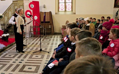 ▲	Po Eucharystii w świątyni odbył się koncert pieśni patriotycznych. Wystąpili Andrzej i Joanna Jurkiewiczowie. 