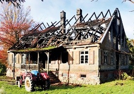 Z pięknego zabytku zostało dziś niewiele. Rodzina wierzy jednak, że dom uda się odbudować.