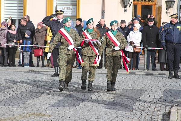 ▲	Poczet flagowy, złożony z uczennic LO im. IV Pułku Strzelców Konnych i Gimnazjum PUL im. Emilii Plater przystępuje do podniesienia flagi na maszt.