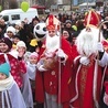 ▲	Z roku na rok w Orszaku św. Mikołaja bierze udział coraz więcej osób.