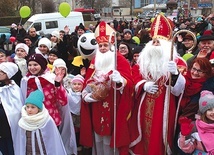 ▲	Z roku na rok w Orszaku św. Mikołaja bierze udział coraz więcej osób.
