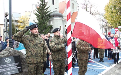 ▲	Uroczystości odbyły się zgodnie z wojskowym ceremoniałem. Zadbali o to żołnierze 4. Zielonogórskiego Pułku Przeciwlotniczego.