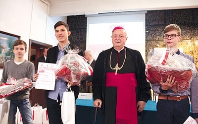 ▲	Nagrody uczestnikom wręczył biskup Adam Dyczkowski.