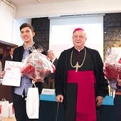 ▲	Nagrody uczestnikom wręczył biskup Adam Dyczkowski.