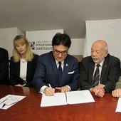 Uczestnicy konferencji złożyli podpisy pod dokumentem powołującym do życia Fundację Pamięci o Bohaterach Powstania Warszawskiego 