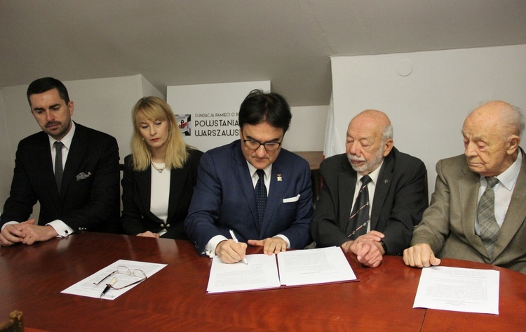 Uczestnicy konferencji złożyli podpisy pod dokumentem powołującym do życia Fundację Pamięci o Bohaterach Powstania Warszawskiego 