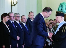 ▲	Najwyższe odznaczenie państwowe wręczył laureatowi prezydent RP Andrzej Duda.