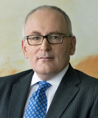 Timmermans poucza polskie władze