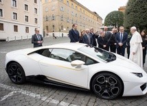 Papież otrzymał luksusowy samochód