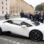 Papież otrzymał luksusowy samochód