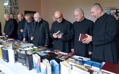 Dni Duszpasterskie, dzięki zaangażowaniu alumnów, dają księżom możliwość poznania i zakupu najnowszych książek oraz różnych materiałów pomocnych w duszpasterstwie