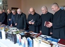 Dni Duszpasterskie, dzięki zaangażowaniu alumnów, dają księżom możliwość poznania i zakupu najnowszych książek oraz różnych materiałów pomocnych w duszpasterstwie