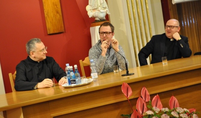 Prelegenci popołudniowej sesji sympozjalnej (od lewej): ks. dr Janusz Lewandowicz, red. Tomasz Rowiński i ks. dr hab. Przemysław Artemiuk