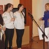 Gościom z Moskwy upominki od władz miasta wręczyła Renata Pogodzińska, dyrektor DPS. Od lewej: Luba, Ania i Wala Eremiejew