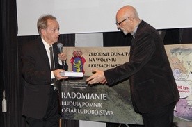 Za udział w spotkaniu i niezmiernie interesujący wykład Stanisławowi Srokowskiemu (z prawej) dziękował Bogusław Stańczuk, prezes Towarzystwa Miłośników Lwowa i Kresów Południowo-Wschodnich Oddział w Radomiu