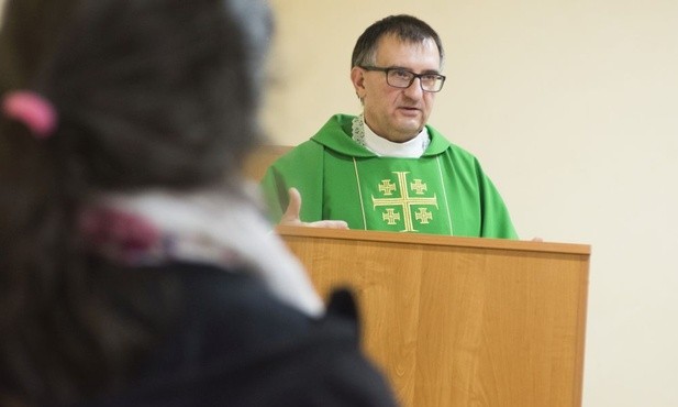 ks. Janusz Michalewski w czasie pierwszego ze spotkań