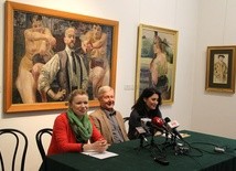 O muzeum w nowej szacie mówili podczas konferencji prasowej (od lewej): Paulina Szymalak-Bugajska, Adam Zieleziński i Ilona Pulnar-Ferdjani. W tle obrazy Jacka Malczewskiego
