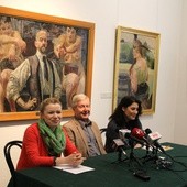 O muzeum w nowej szacie mówili podczas konferencji prasowej (od lewej): Paulina Szymalak-Bugajska, Adam Zieleziński i Ilona Pulnar-Ferdjani. W tle obrazy Jacka Malczewskiego