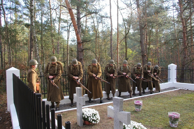 Poświęcenie cmentarza w Leontynowie