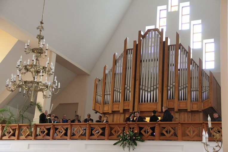 Poświęcenie organów i witraży w Mielcu-Rzochowie