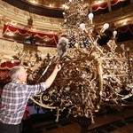 Opuszczanie żyrandola w Teatrze im. Słowackiego w Krakowie