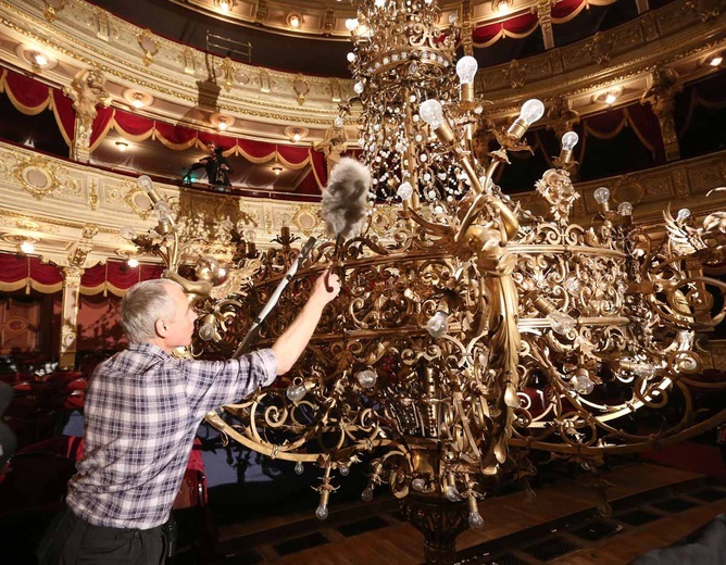 Opuszczanie żyrandola w Teatrze im. Słowackiego w Krakowie